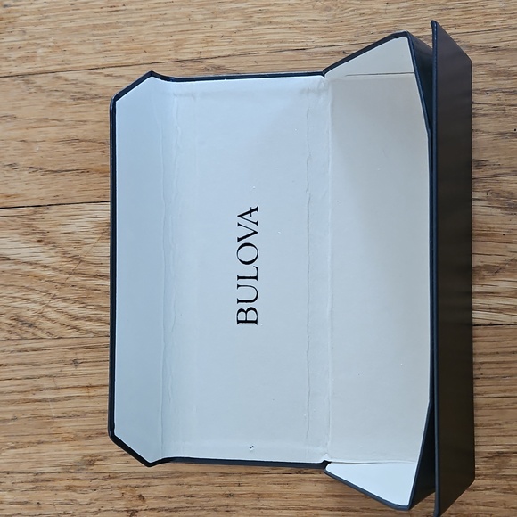 Bulova Triangular Collapsible Glasses Case - Picture 4 of 6